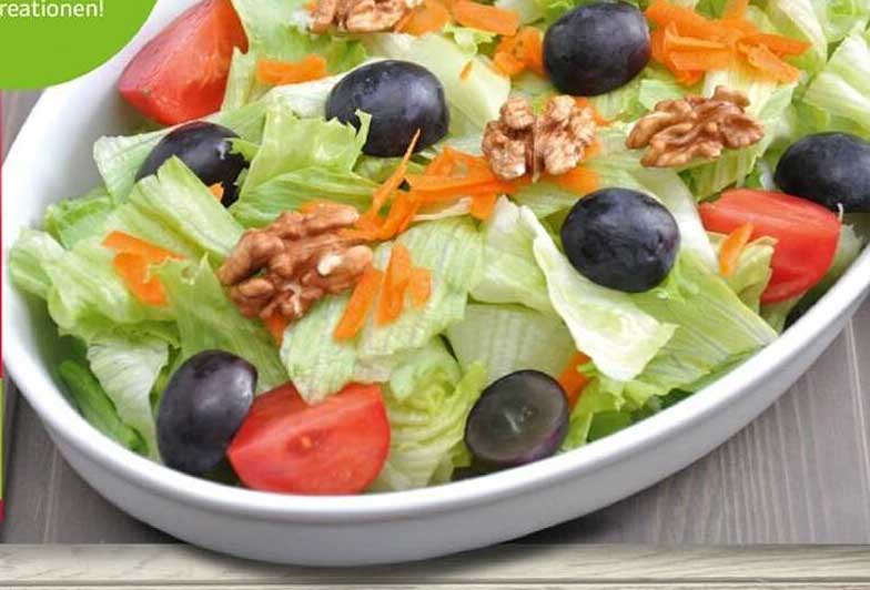 Frischer Salatmix mit knackigem Gemüse und Nüssen