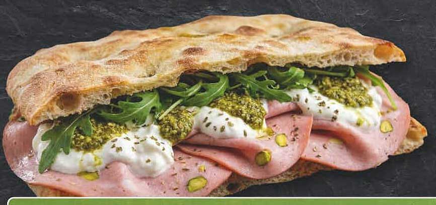 Rustikales Ciabatta mit Schinken, Rucola, Pesto und Mozzarella