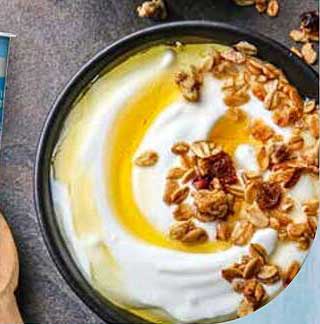 Frischkäse mit Honig und Granola
