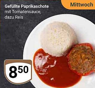 Gefüllte Paprikaschote mit Tomatensauce, dazu Reis