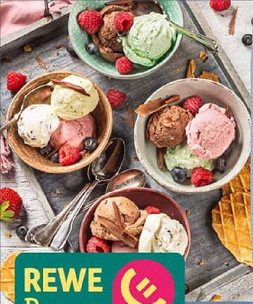 Eiscreme-Mix mit Früchten und Schokolade