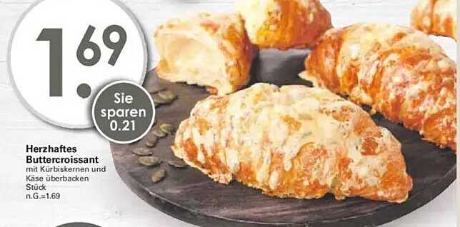 Herzhaftes Buttercroissant mit Kürbiskernen und Käse überbacken