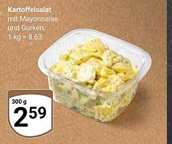 Kartoffelsalat mit Mayonnaise und Gurken