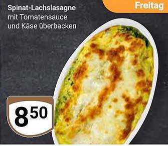 Spinat-Lachslasagne mit Tomatensauce und Käse überbacken