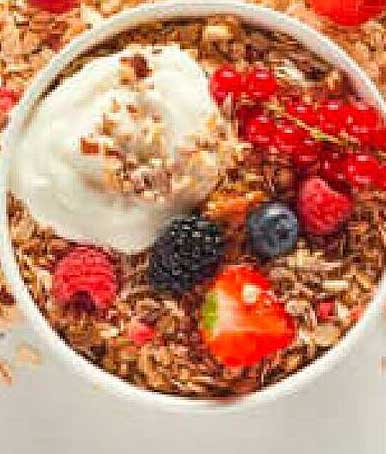 Müslimischung mit frischen Früchten und Joghurt