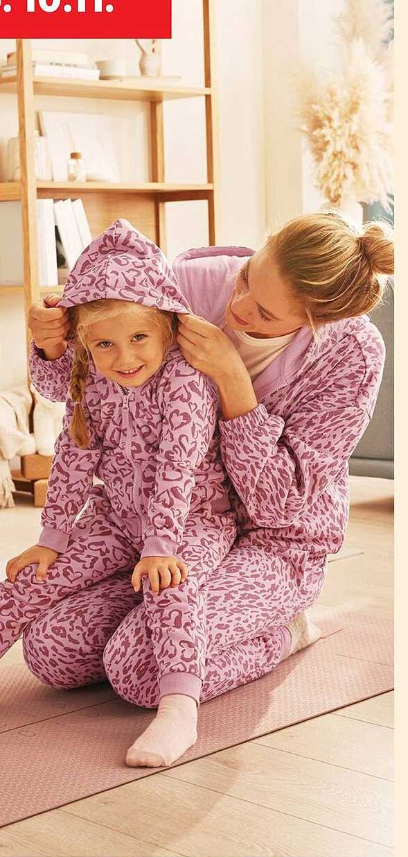 Gemütliche Kinder- und Erwachsenenanzüge im trendigen Design