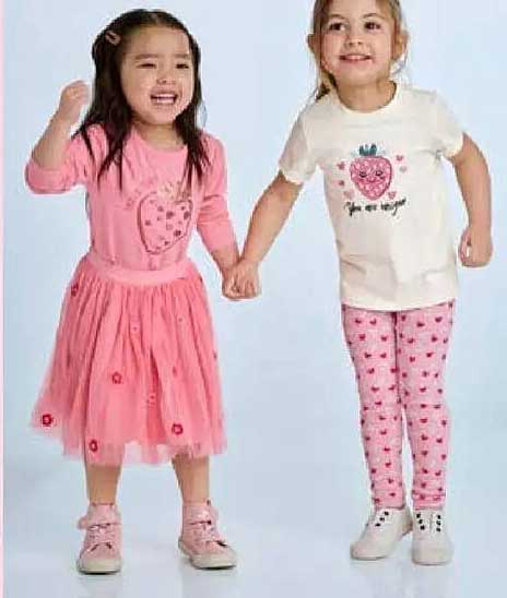 Kleid mit Herzen und T-Shirt mit Erdbeere