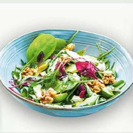 Frischer Salat mit Nüssen und knackigem Gemüse