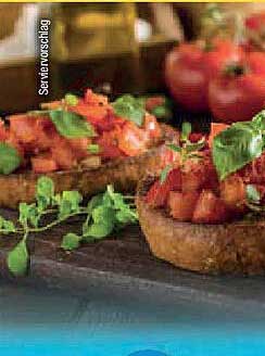 Bruschetta-Taler mit frischen Tomaten und Basilikum