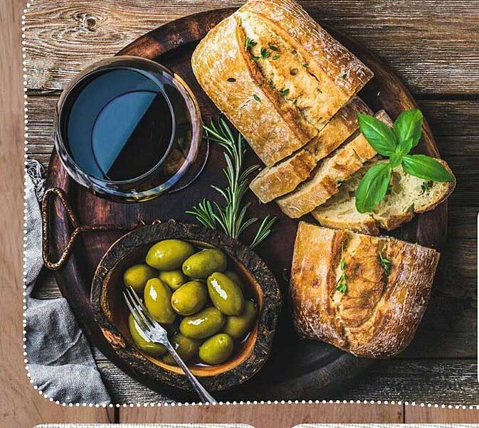 Oliven und frisches Brot - ein mediterranes Erlebnis