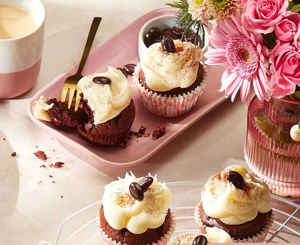 Köstliche Schokoladen-Cupcakes Mit Kaffeecreme Angebot bei REWE Center