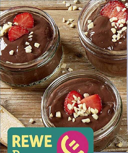 Schokoladenpudding mit Erdbeer- und Nuss-Topping