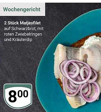 2 Stück Matjesfilet auf Schwarzbrot, mit roten Zwiebelringen und Kräuterdip