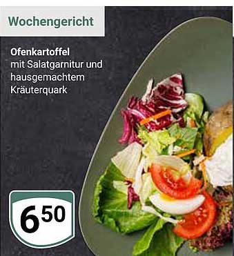 Ofenkartoffel mit Salatgarnitur und hausgemachtem Kräuterquark