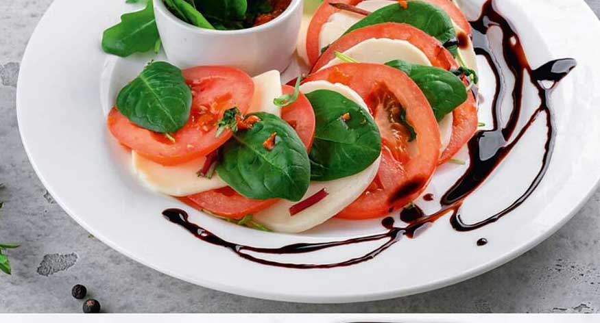 Frischer Caprese-Salat mit Mozzarella und Tomaten