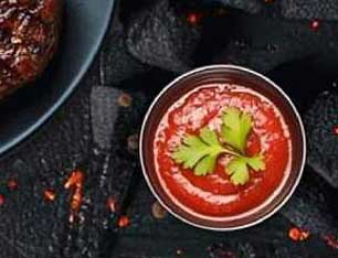 Tomatensauce mit frischen Kräutern