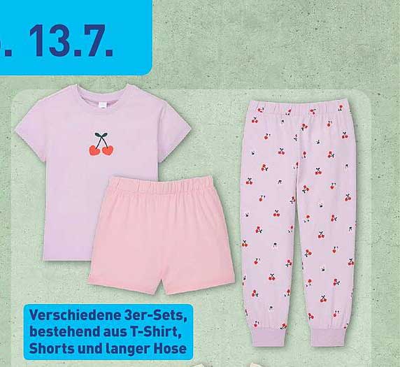 Verschiedene 3er-Sets, bestehend aus T-Shirt, Shorts und langer Hose