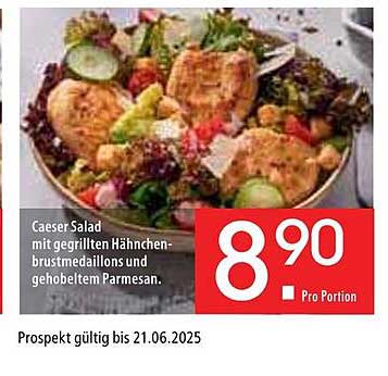 Caesar Salad mit gegrillten Hähnchenbrustmedaillons und gehobeltem Parmesan.