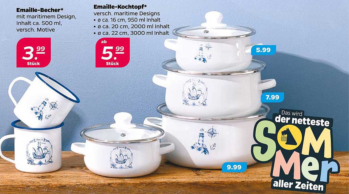 Emaillierte Becher und Kochtöpfe im maritimen Design