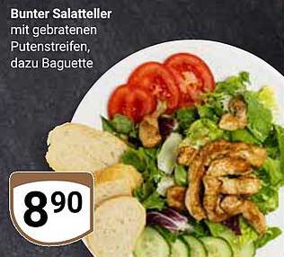 Bunter Salatteller mit gebratenen Putenstreifen, dazu Baguette