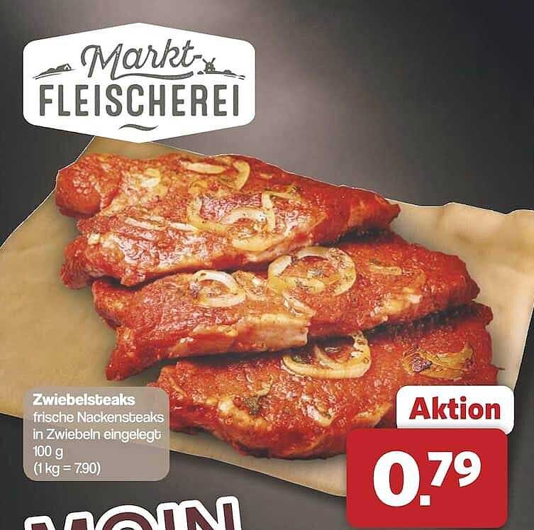 Zwiebelsteaks frische Nackensteaks in Zwiebeln eingelegt