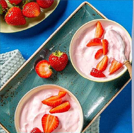 Joghurt mit frischen Erdbeeren