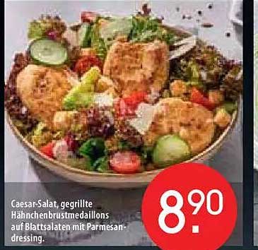 Caesar-Salat, gegrillte Hähnchenbrustmedaillons auf Blattsalaten mit Parmesandressing.