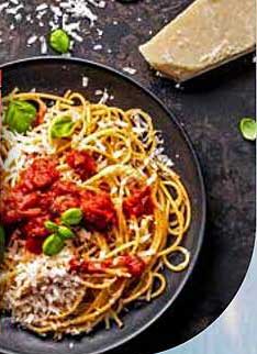 Pasta mit Tomatensauce und Parmesan