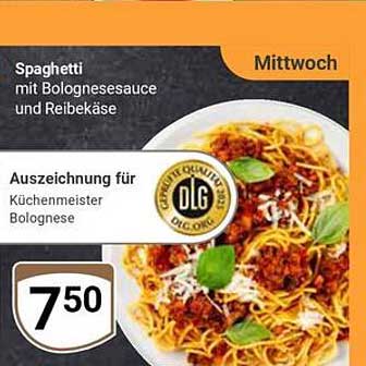Spaghetti mit Bolognesesauce und Reibekäse