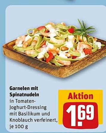 Garnelen mit Spinatnudeln in Tomaten-Joghurt-Dressing mit Basilikum und Knoblauch verfeinert, je 100 g