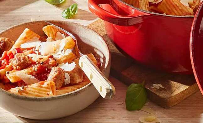 Herzhafter Pasta-Genuss mit Fleischbällchen und Tomatensauce
