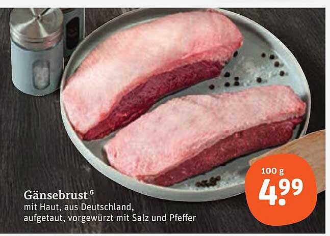 Gänsebrust mit Haut, aus Deutschland, aufgetaut, vorgwürzt mit Salz und Pfeffer