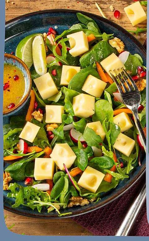 Frischer Salat mit Käsewürfeln