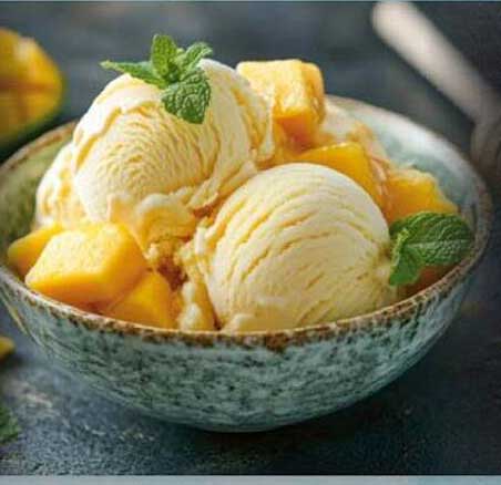 Eiscreme mit frischen Mangostücken – eine erfrischende Köstlichkeit