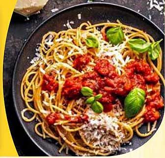 Pasta mit Tomatensauce und frischem Basilikum