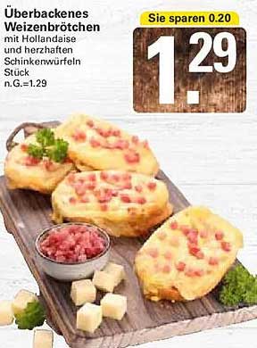 Überbackenes Weizenbrötchen mit Hollandaise und herzhaften Schinkenwürfeln Stück