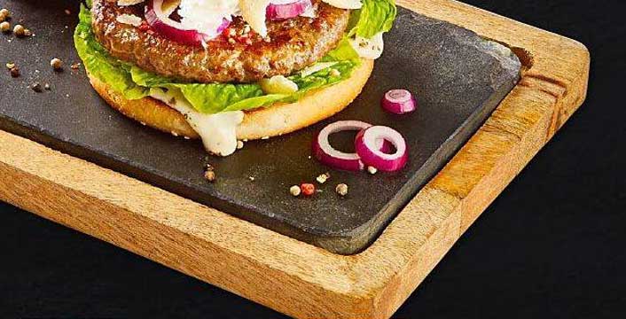 Saftiger Burger mit frischen Zutaten