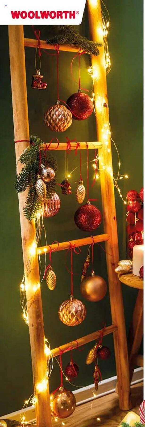 Weihnachtliche Dekoleiter mit Christbaumkugeln und Lichtern