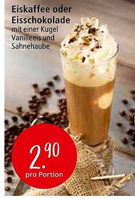 Eiskaffee oder Eisschokolade mit einer Kugel Vanilleeis und Sahnehaube