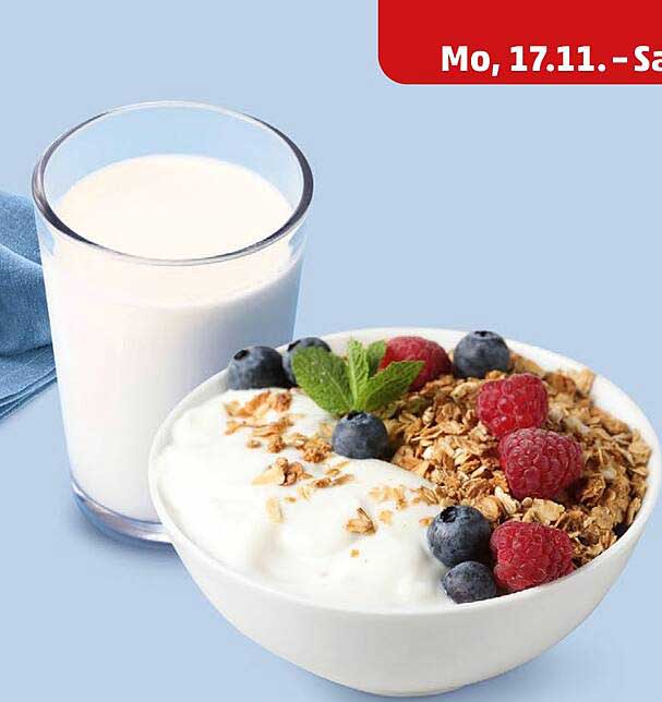 Joghurt mit Müsli und frischen Beeren