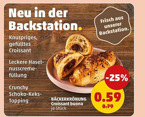 Knuspriges, gefülltes Croissant mit Haselnusscreme und Schoko-Keks-Topping