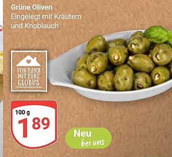 Grüne Oliven eingelebt mit Kräutern und Knoblauch