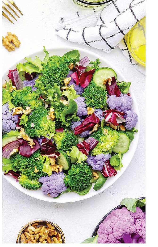 Bunter Salatmix mit frischem Gemüse und Nüssen