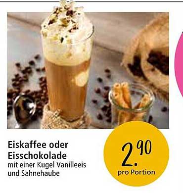 Eiskaffee oder Eisschokolade mit einer Kugel Vanilleeis und Sahnehaube
