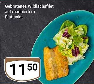 Gebratenes Wildlachsfilet auf mariniertem Blattsalat