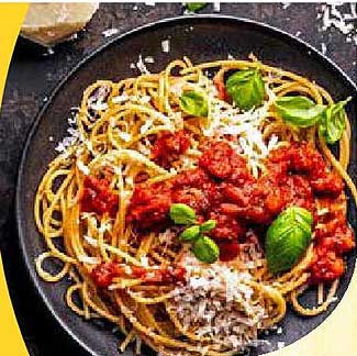 Pasta mit Tomatensauce und Basilikum