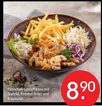 Hähnchen-GyrosPfanne mit Tzatziki, Pommes frites und Krautsalat.