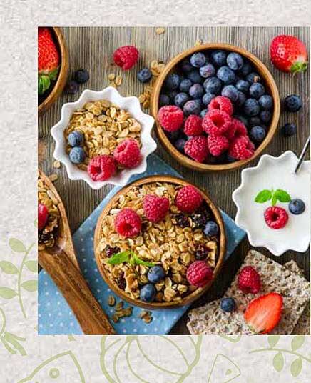 Herzhafter Müsli-Mix mit frischen Beeren und Joghurt