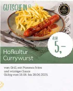 Hofkultur Currywurst vom Grill mit Pommes frites und würziger Sauce