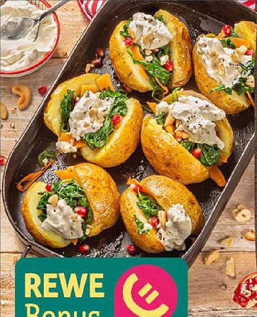 Gefüllte Ofenkartoffeln mit Spinatsalat und Joghurt-Dip